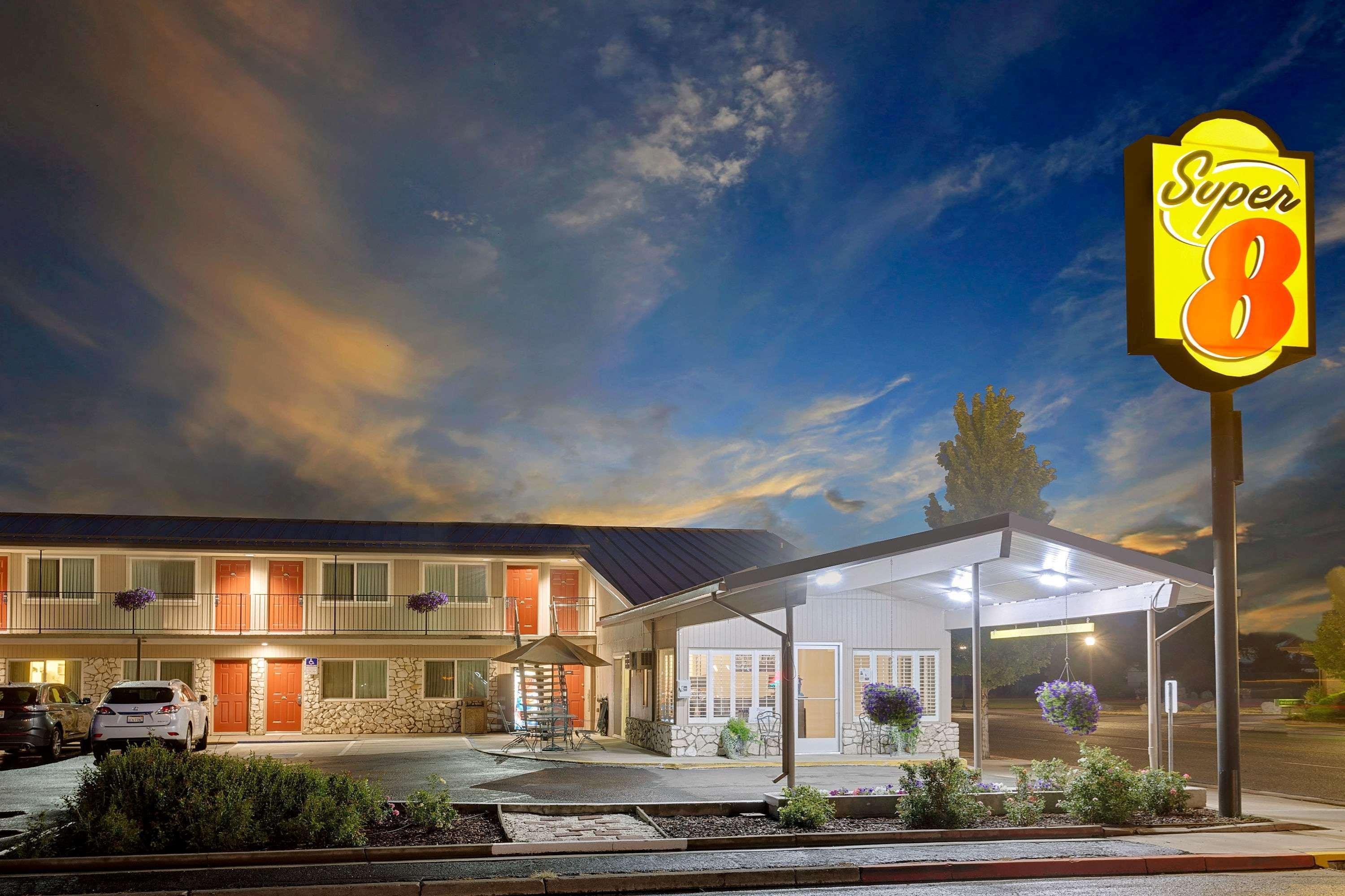 Super 8 By Wyndham Alturas Hotel Exterior foto